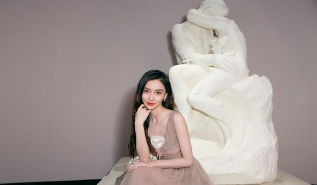 Angelababy浅绿色晚礼服配大花朵耳环,气质好惊艳