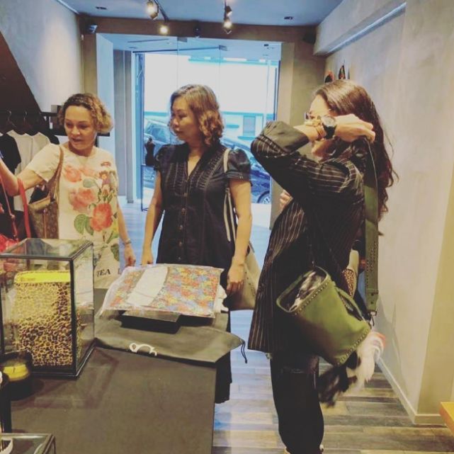 张柏芝晒母女合影为新店造势,张妈妈造型贵气不像专职司机