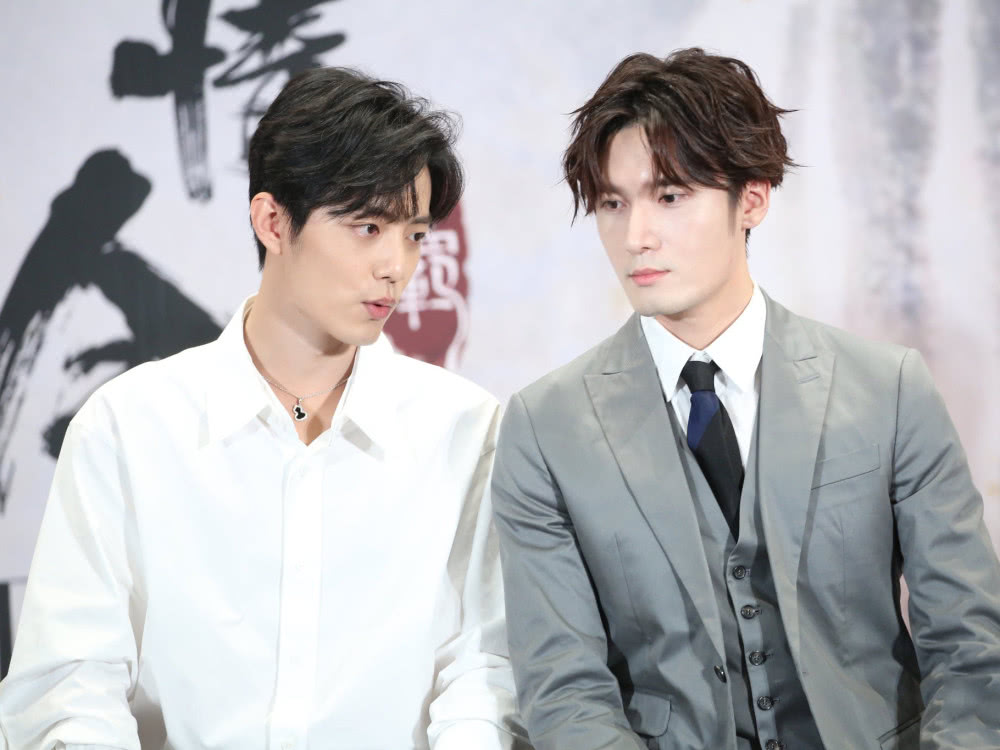 《陈情令》泰国发布会肖战王一博同穿白衬衫,男团上演西装诱惑