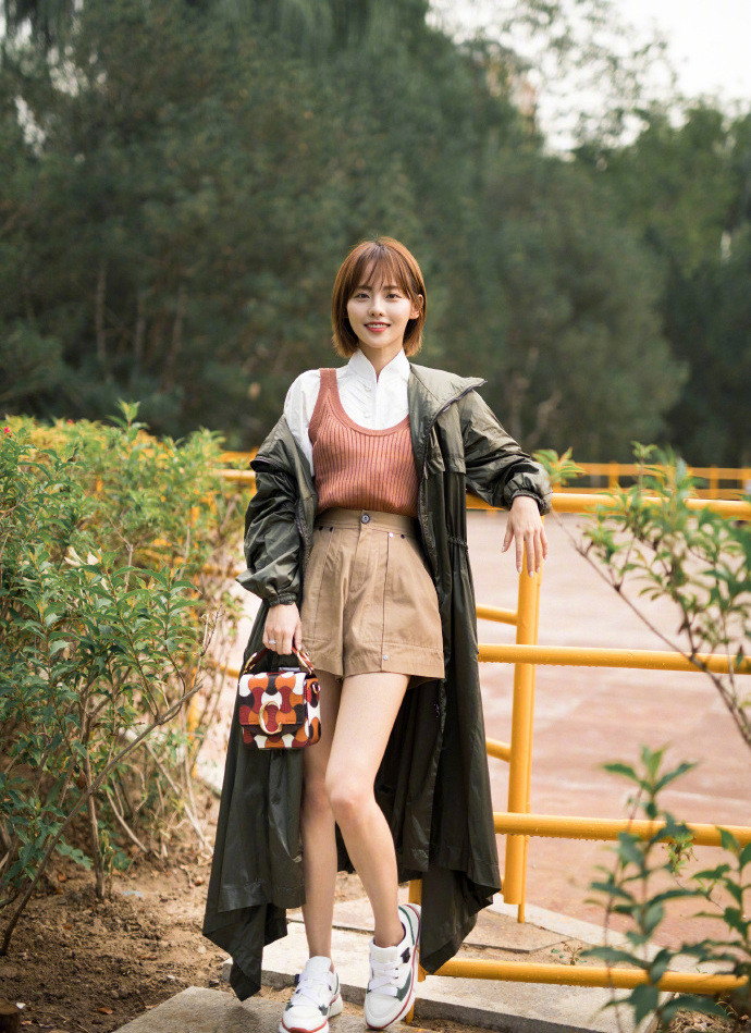 张嘉倪一身清纯装扮配上可爱的短发,秒变青春少女