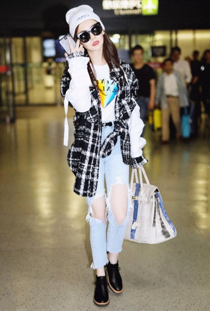 明星街拍:让针织帽帮你展现摩登少女时尚感