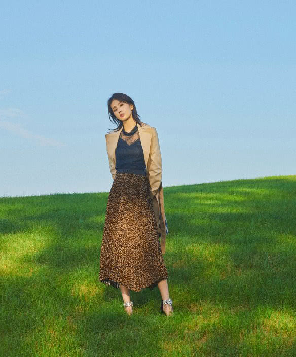 白鹿穿风衣搭配豹纹印花裙,越看越有范儿