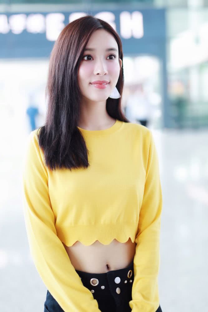 孟子义小姐姐机场街拍，穿露脐装秀天鹅颈，搭配中暗藏小心机