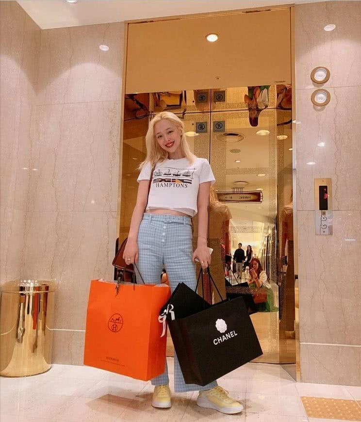 崔雪莉浪漫穿搭精致优雅，发型发色潮力四射