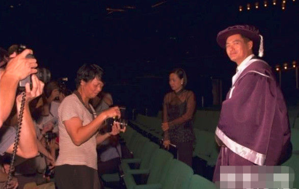 周润发因她被骂惨!外界炮轰发哥对她不近人情,亲姐近照曝光说明一切