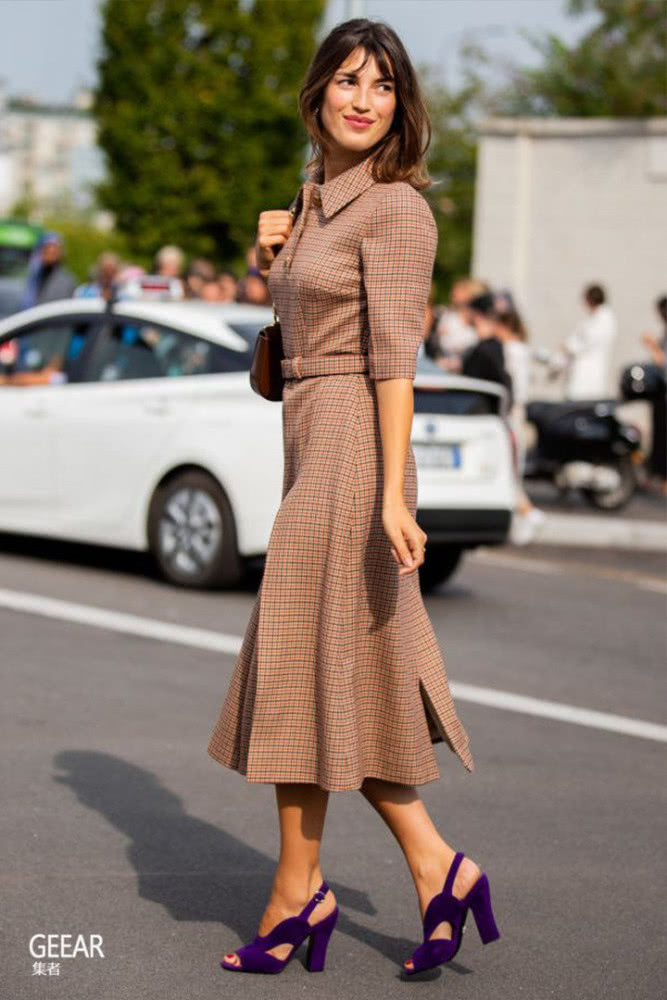 不知道秋天怎么穿？看这5张米兰时装周街拍图片，让你穿搭有头绪