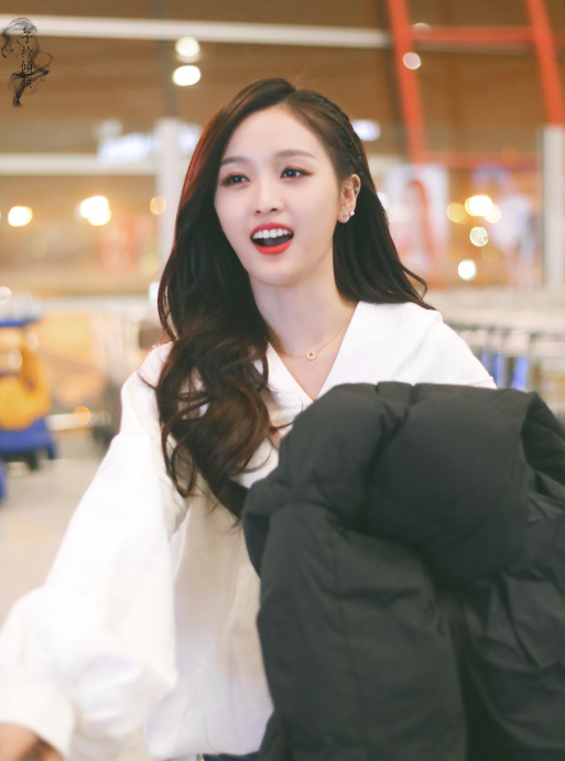 吴宣仪太好看。穿上婚纱那一刻,我恋爱了。