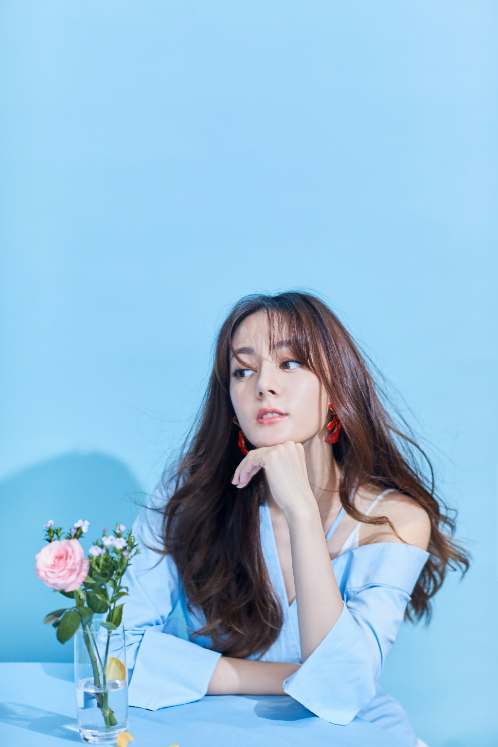 迪丽热巴蓝色睡衣清秀唯美艺术写真图片