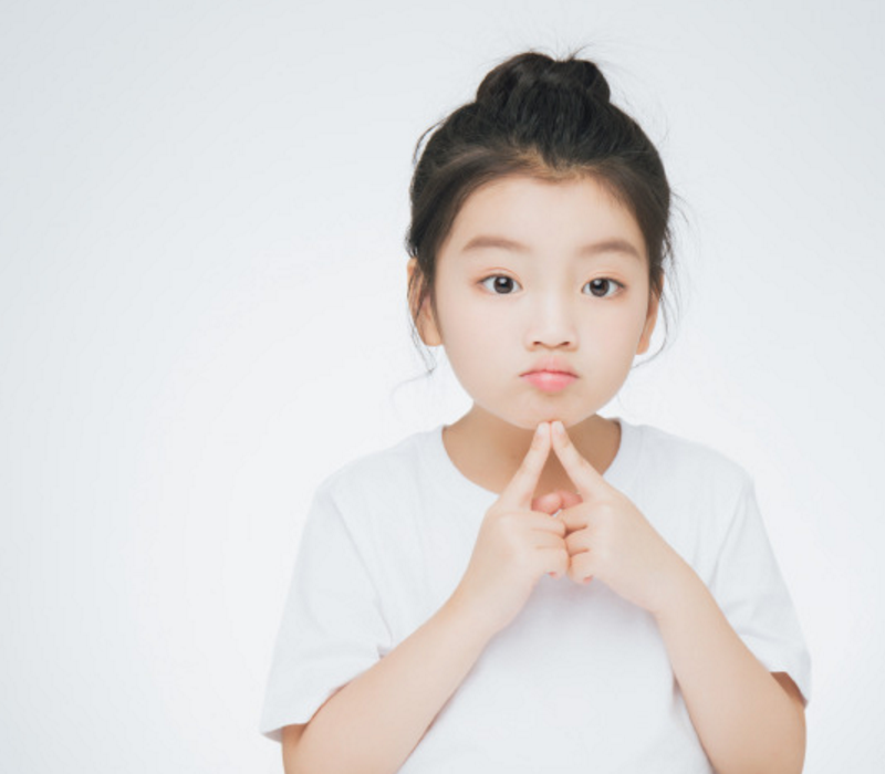 还记得素人萌娃阿拉蕾？近照穿白T活泼可爱