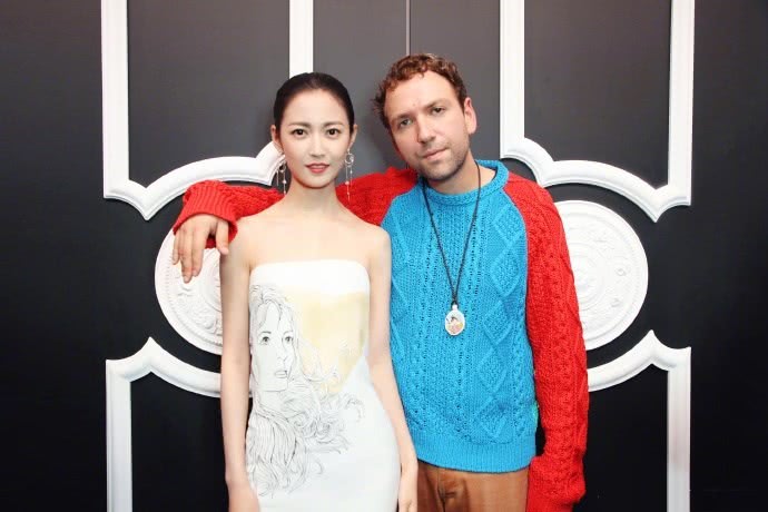 陈钰琪人美任性,别人穿毛衣外套,她却一抹白裙美丽冻人