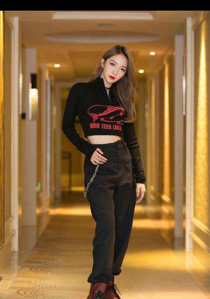 孟美岐衬衫搭配半身裙,双腿真细