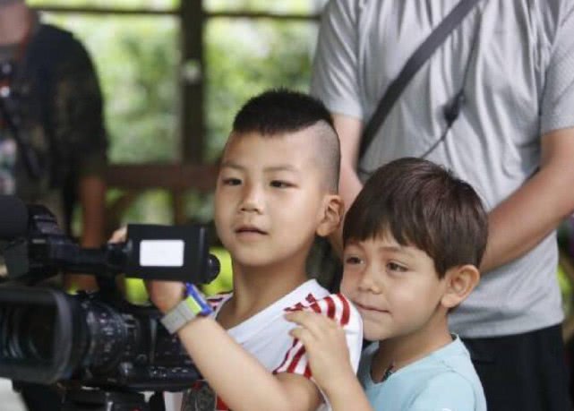 胡军女儿成人礼嘉宾阵容强大，诺一罕见露面，长大变样快要认不出