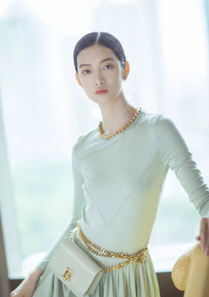 2019秋天这些颜色真的火，穿上就让你和其他人不一样