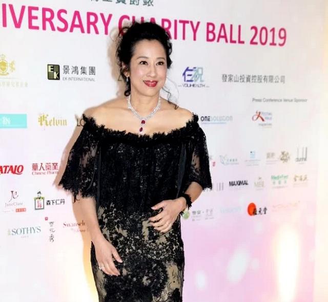 港媒拍朱玲玲逛名表店一掷千金,随后又到中医诊所很让人费解