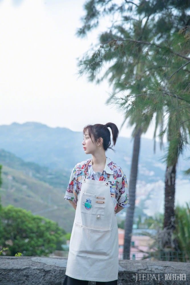 杨紫穿“扑克牌”衬衫搭配长裤,和吴谨言撞衣赢了