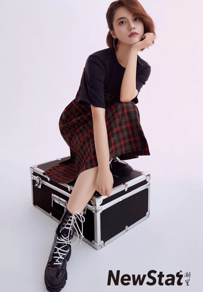 剪了短发的孙亚亚用7套造型，演绎2019早秋时尚穿搭