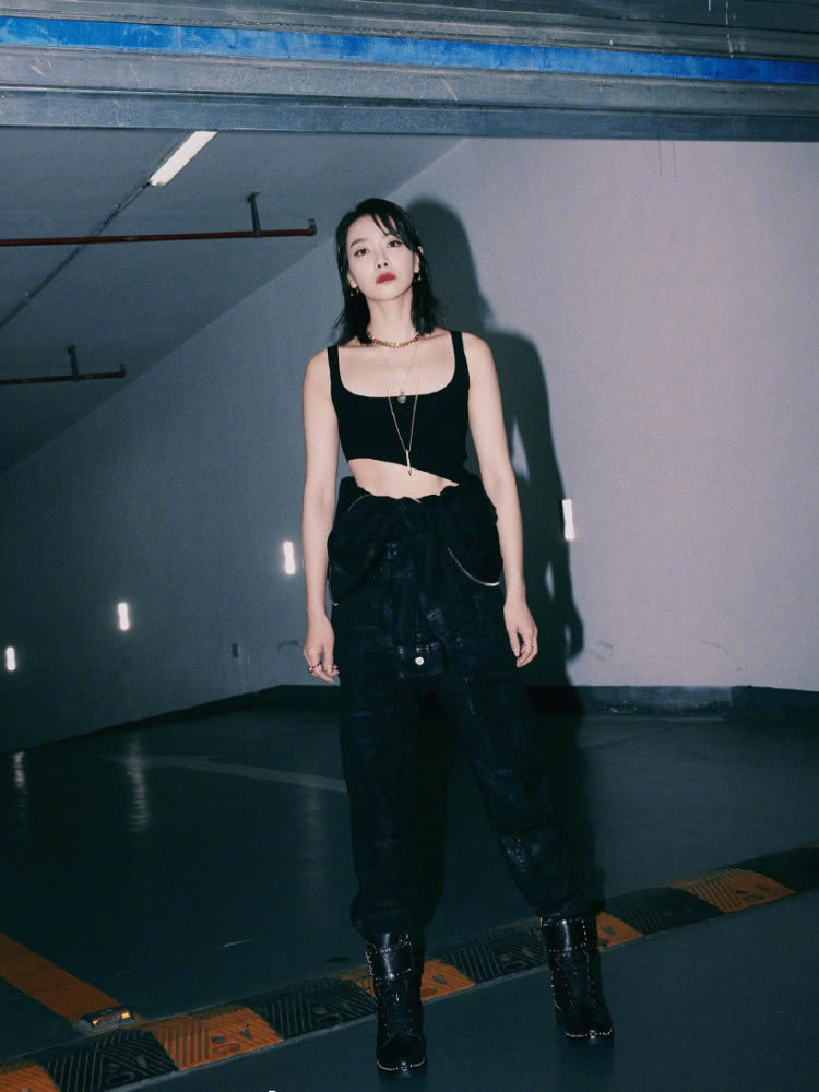 22岁Lisa32岁宋茜，同样搭配黑色露脐装不是年龄小就能赢