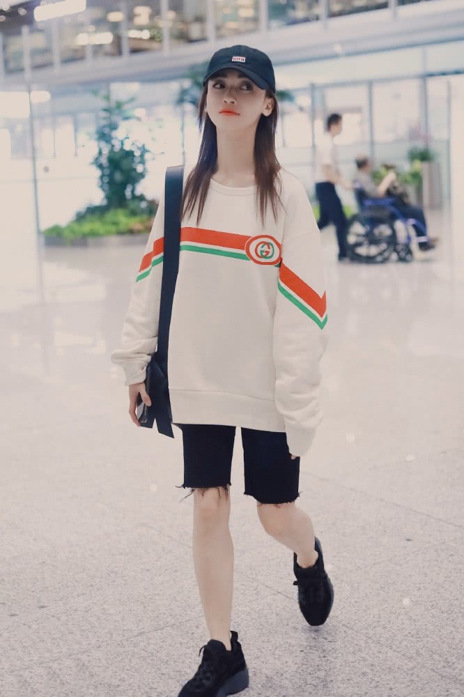 吴谨言剪空气刘海,穿灯笼袖上衣配短裤,美成18岁少女