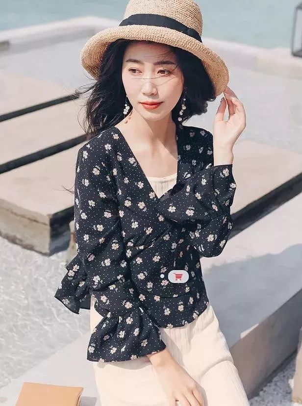 秋季穿小衫搭配半身裙,这样穿才有高级美