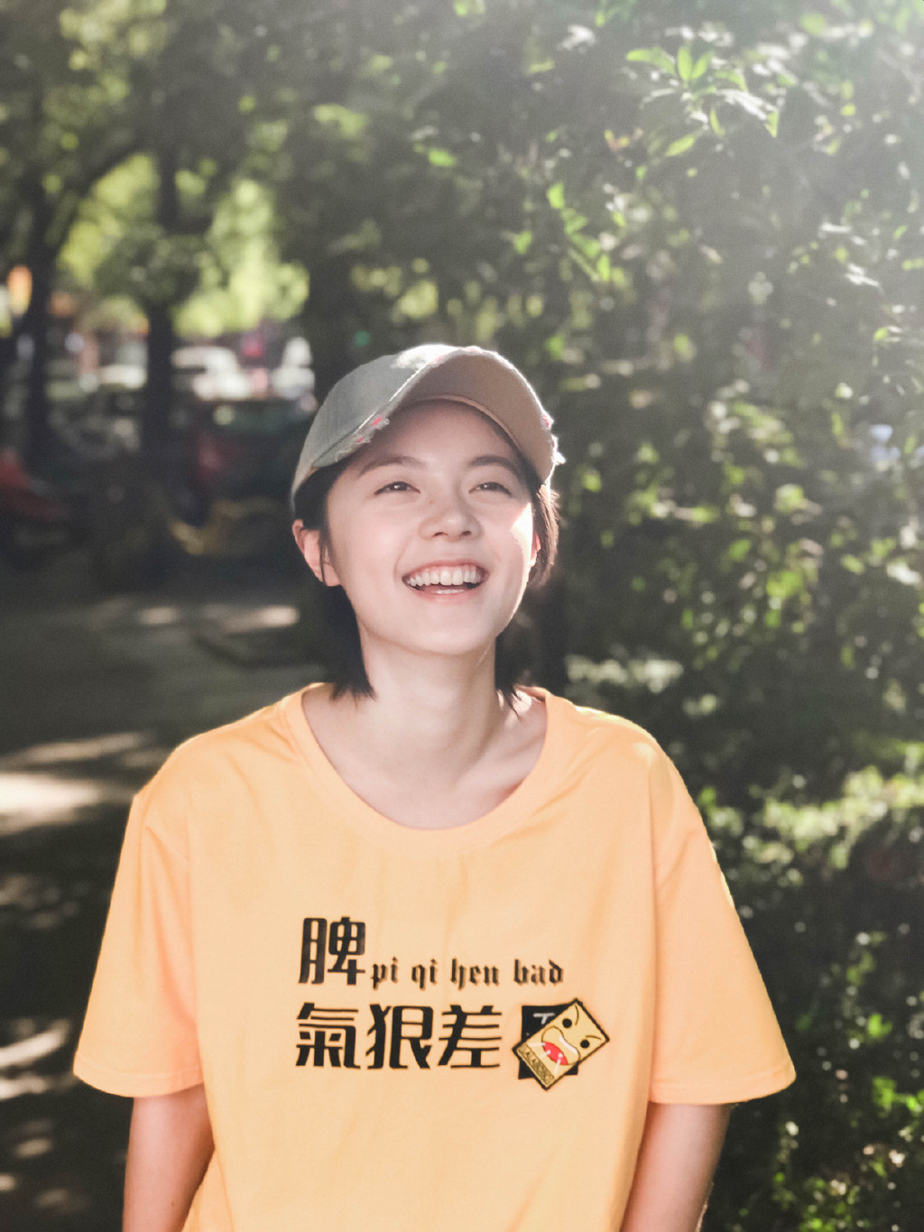 赵今麦穿黄T恤美丽俏皮户外照片写真
