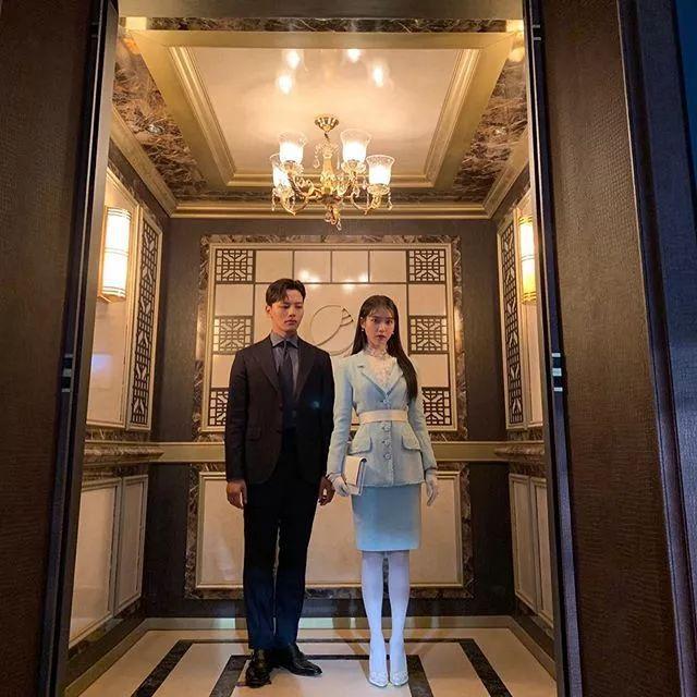 李知恩也太适合复古风了吧！8套造型演绎，名媛范太迷人