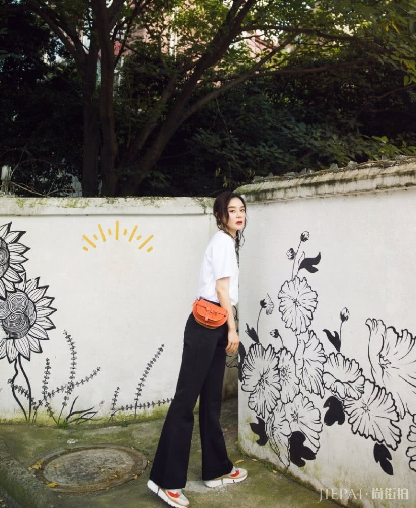 袁姗姗穿白T扎小辫,包包当腰带个性又可爱