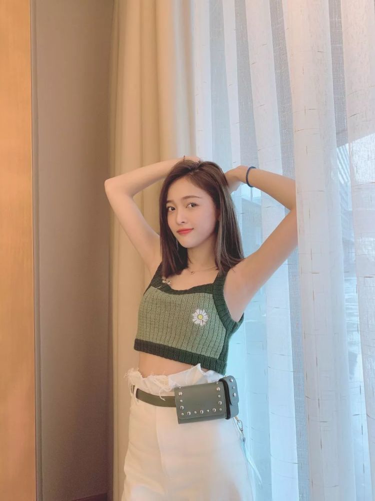 吴宣仪也太甜了吧!穿牛油果绿露脐装清新又时髦
