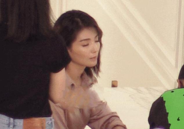 刘涛赚钱养家累垮!深夜开工困到睁不开眼,花容失色疲惫不堪