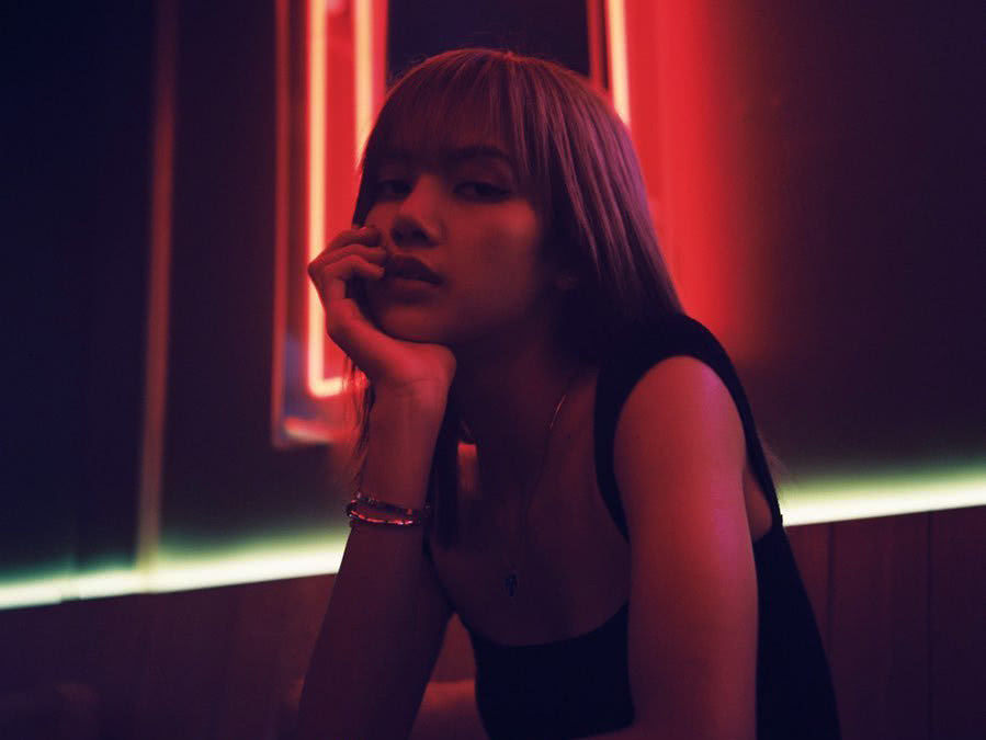 22岁Lisa32岁宋茜，同样搭配黑色露脐装不是年龄小就能赢