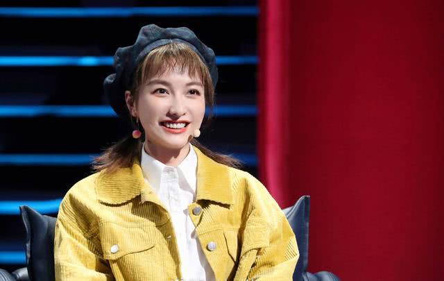 吴昕最新照片美出了新高度，碎花小黄毛真的太减龄