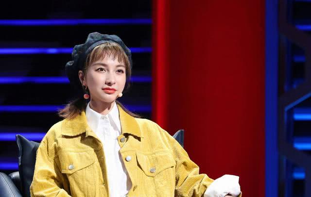 吴昕最新照片美出了新高度，碎花小黄毛真的太减龄