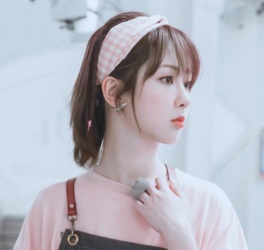 杨紫追星成功!赵薇发文:给小猴子打call,评论区杨紫成亮点