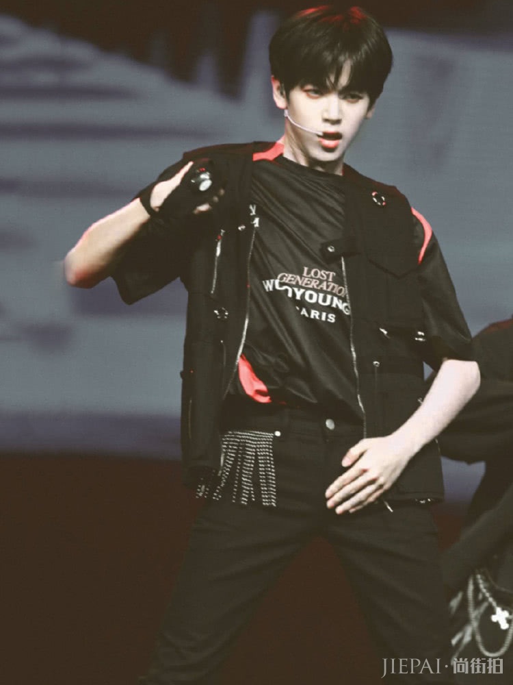 UNINE新造型,穿黑色造型耍帅,却被陈宥维土黄色抢镜!