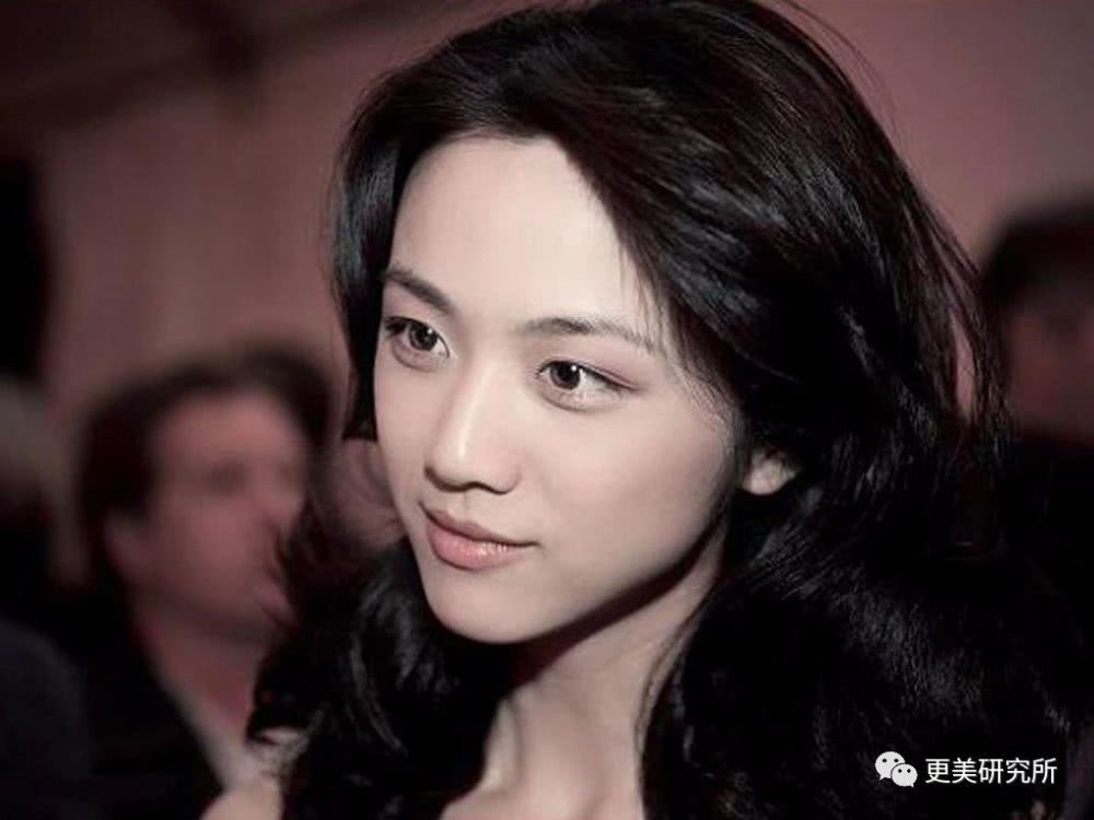 别再吹少女感了，秋日美人带着女人味颠覆审美