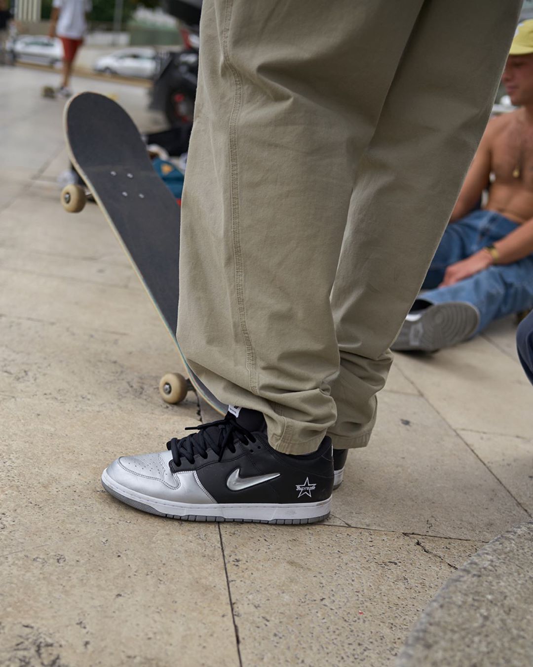 本周重磅登场！Supreme x Nike SB Dunk 实物官图释出