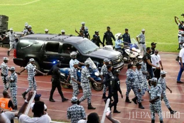 男星车祸身亡,粉丝无法接受现实在葬礼上开棺验尸,现场混乱不堪