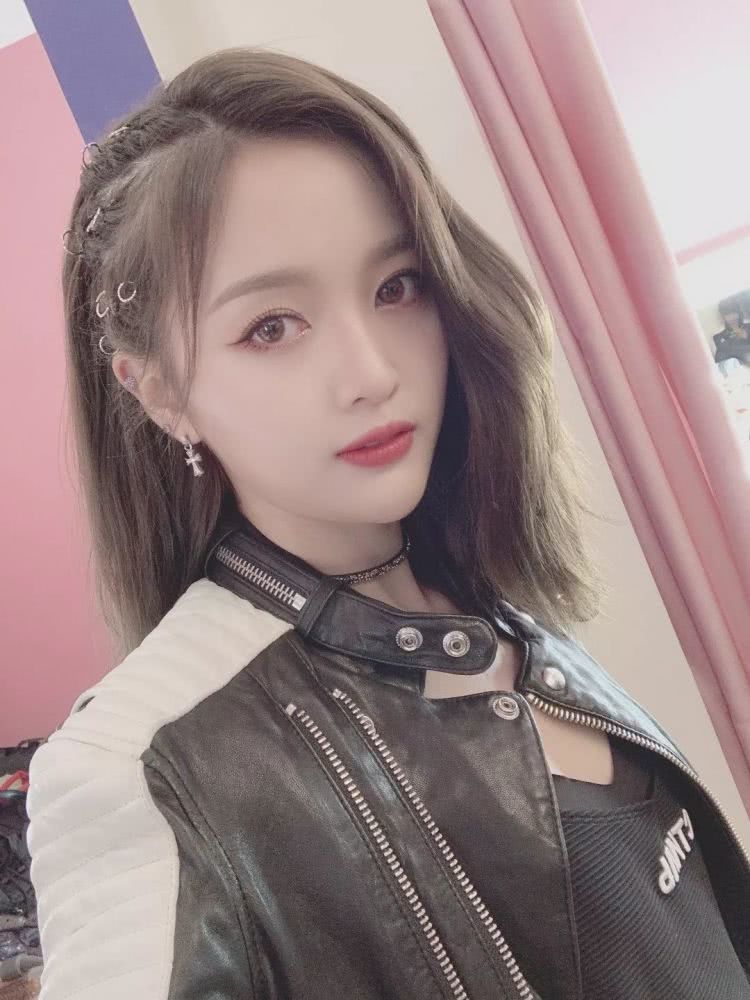 吴宣仪也太甜了吧!穿牛油果绿露脐装清新又时髦