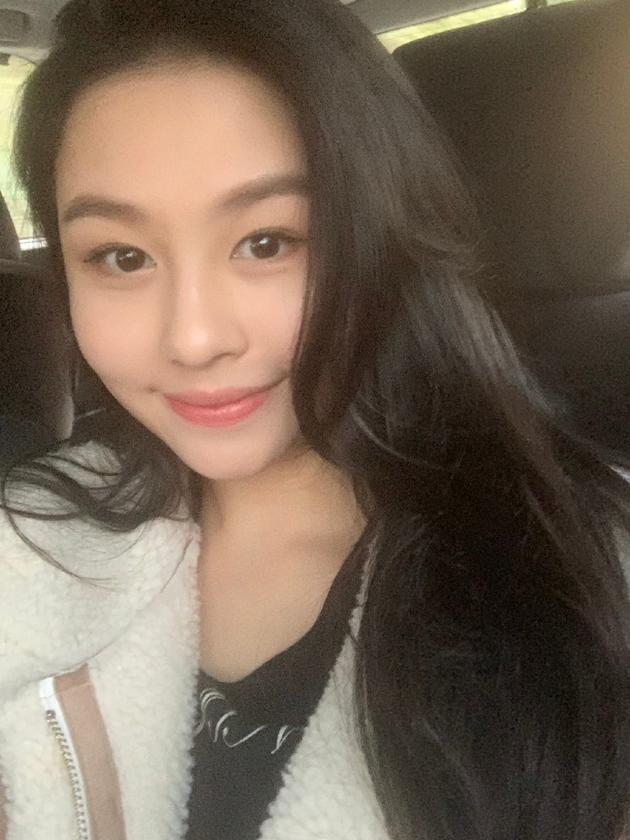 邱淑贞18岁女儿又晒自拍了,长大后的她甜美可爱颜值优秀