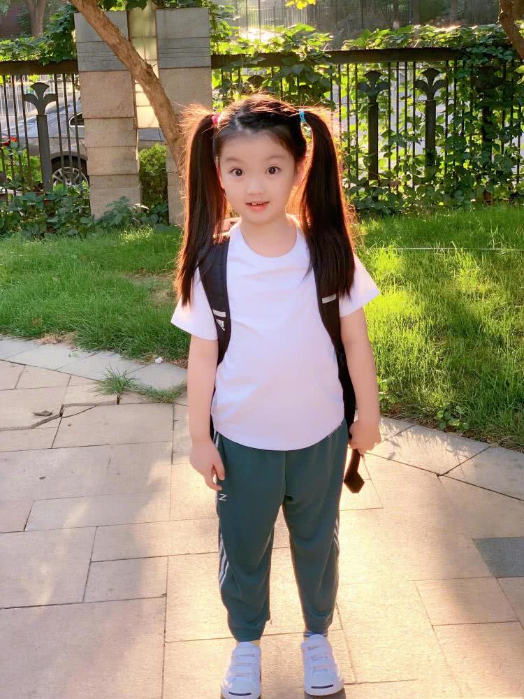 萌娃阿拉蕾开学，双马尾白T恤造型简约，私下甜美范儿俨然小女神