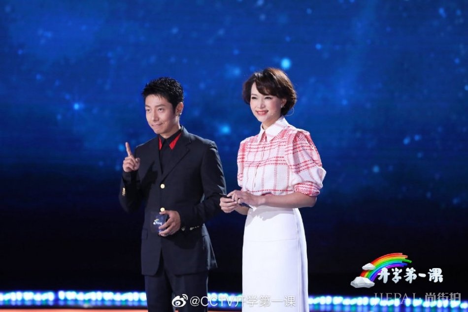 45岁董卿和撒贝宁主持《开学第一课》，因气质美上热搜，slay全场