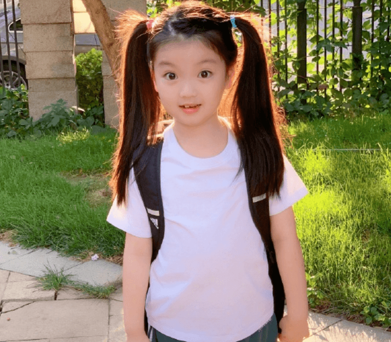 还记得素人萌娃阿拉蕾？近照穿白T活泼可爱