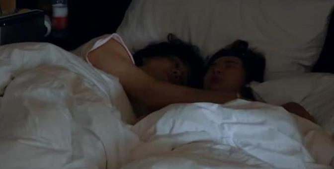 戚薇李承铉相拥而睡,戚薇在镜头下却掀被子下床