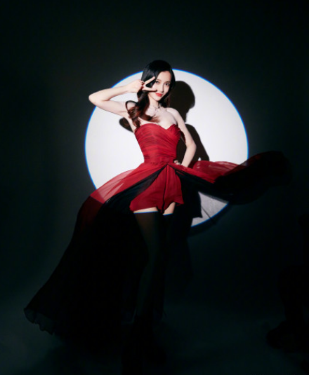 Angelababy开启撩人模式,变身美少女战士水冰月,网友:美得冒泡