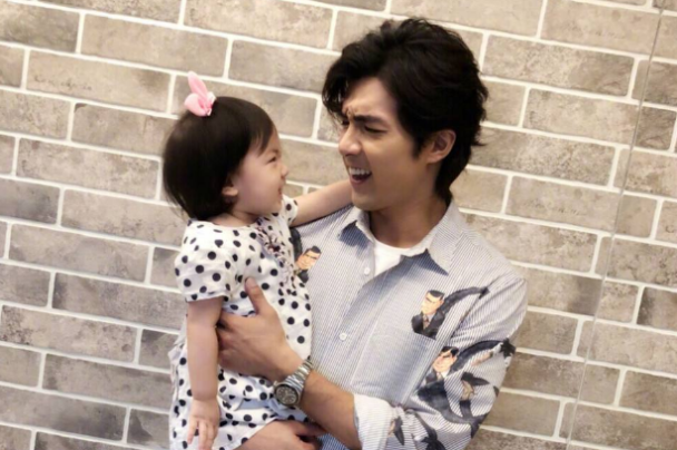 本以为吴尊女儿够漂亮了,看见贺军翔女儿,才懂啥叫天生的明星脸