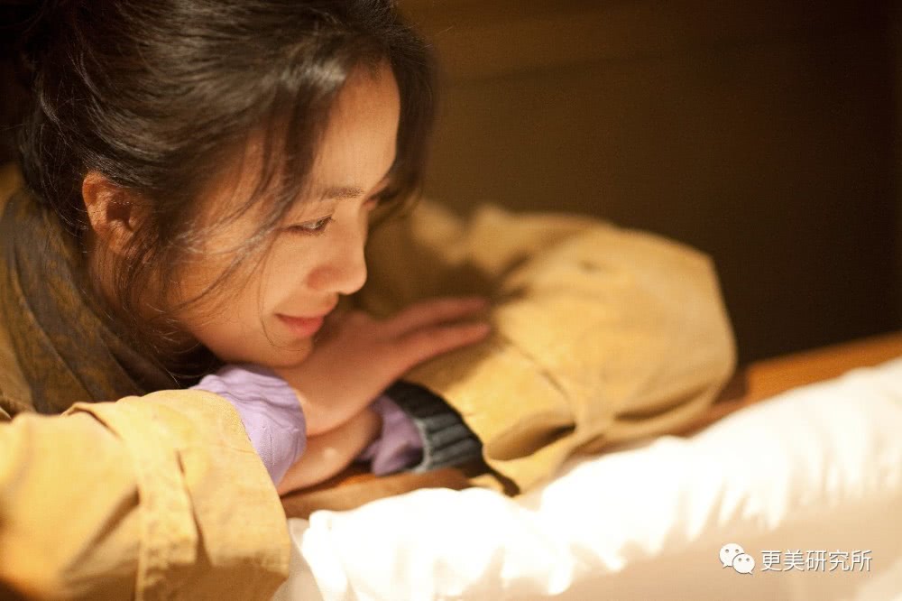 别再吹少女感了，秋日美人带着女人味颠覆审美