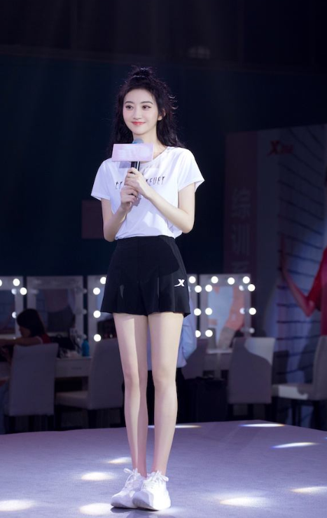 景甜黑色花瓣裙秀曲线身材，扎丸子头知性优雅