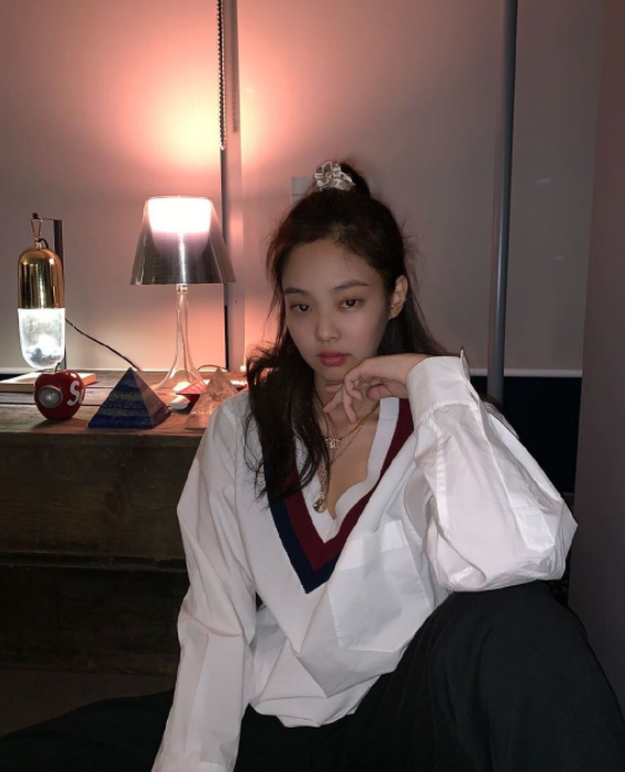 Jennie演绎教科书式穿搭,俏皮又时尚的风格火遍整个韩国