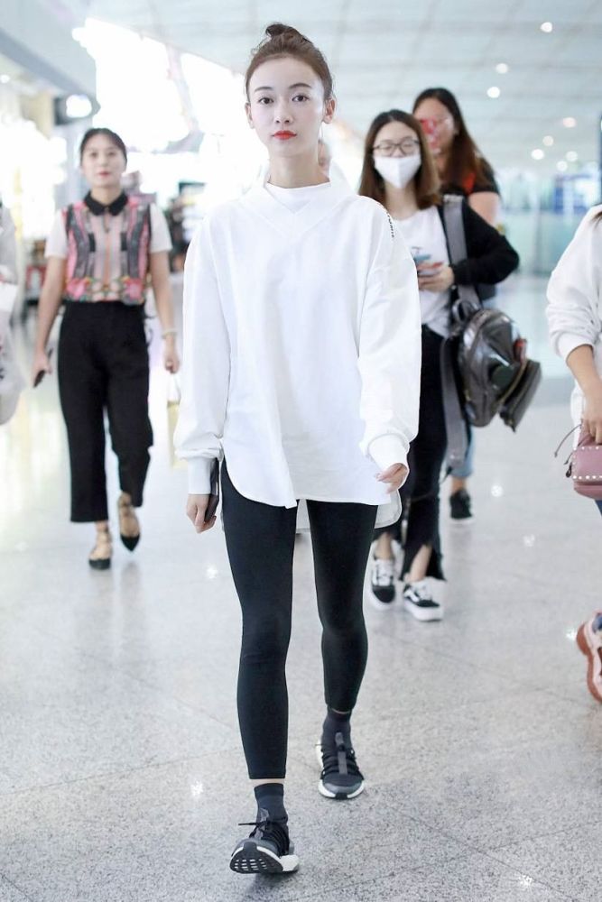 吴谨言拿买菜包走机场,4分短裤配马丁靴太敢穿