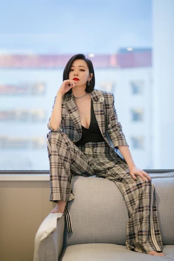 张靓颖短发造型搭配西装性感霸气,造型吸睛满分