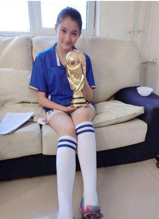 女明星蒋欣迪丽热巴关晓彤郑爽周冬雨穿长腿袜谁更迷人?